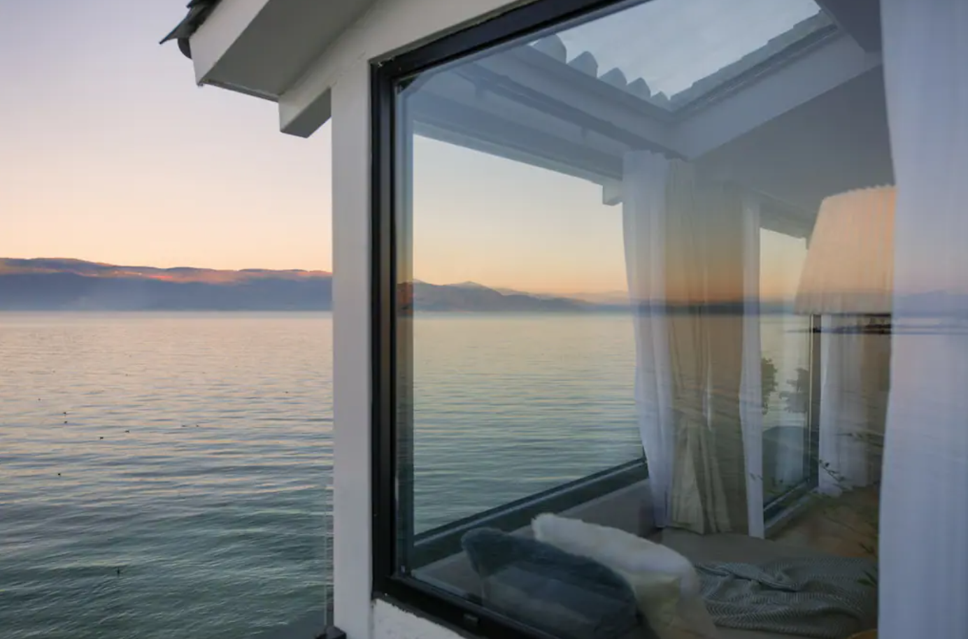 海風陣陣吹拂!S彎公路旁「純白斜頂屋民宿」窗景無敵 夜晚「山海明月映入眼簾」美到不真實❤️