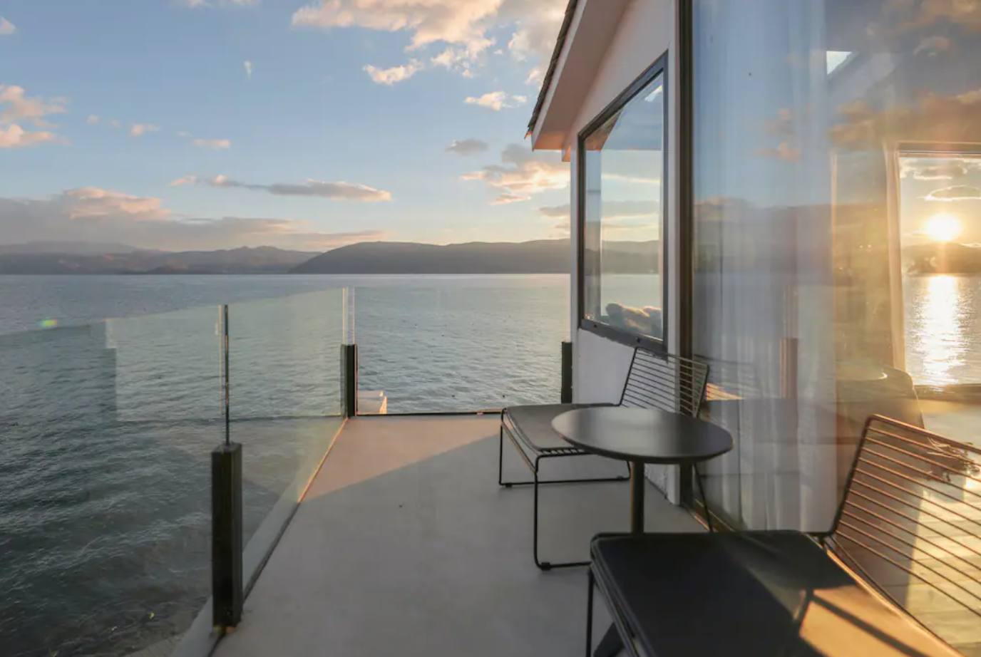 海風陣陣吹拂!S彎公路旁「純白斜頂屋民宿」窗景無敵 夜晚「山海明月映入眼簾」美到不真實❤️