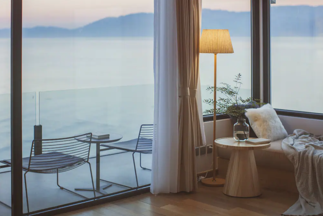 海風陣陣吹拂!S彎公路旁「純白斜頂屋民宿」窗景無敵 夜晚「山海明月映入眼簾」美到不真實❤️