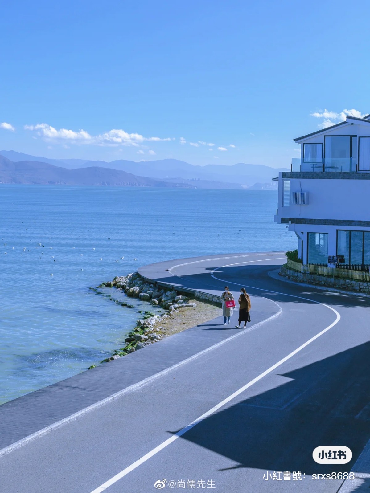 海風陣陣吹拂!S彎公路旁「純白斜頂屋民宿」窗景無敵 夜晚「山海明月映入眼簾」美到不真實❤️