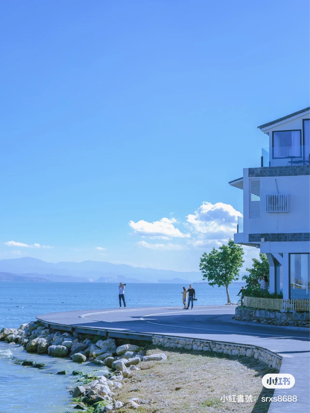 海風陣陣吹拂!S彎公路旁「純白斜頂屋民宿」窗景無敵 夜晚「山海明月映入眼簾」美到不真實❤️