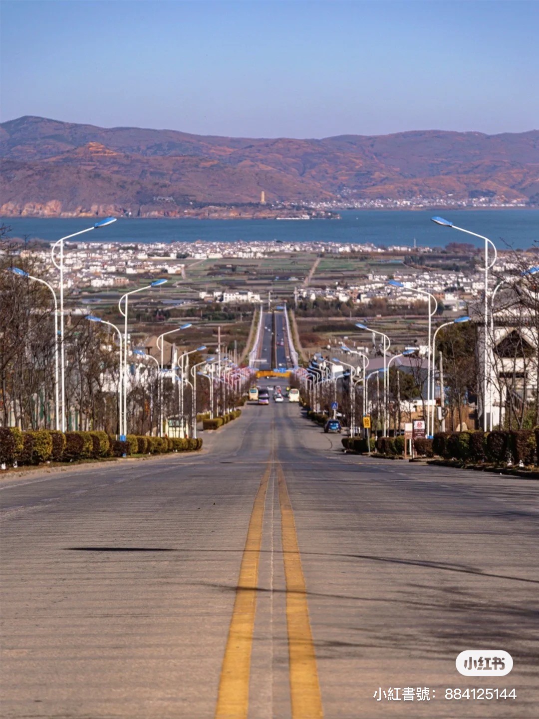 海風陣陣吹拂!S彎公路旁「純白斜頂屋民宿」窗景無敵 夜晚「山海明月映入眼簾」美到不真實❤️
