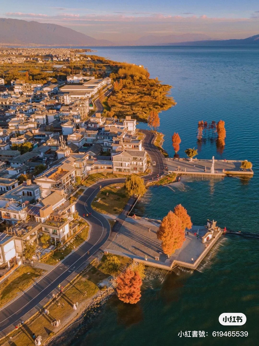 海風陣陣吹拂!S彎公路旁「純白斜頂屋民宿」窗景無敵 夜晚「山海明月映入眼簾」美到不真實❤️