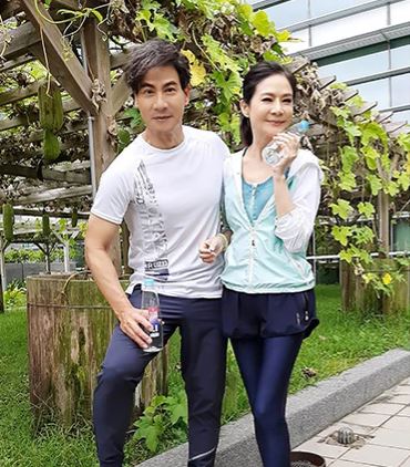 嘴裡罵心裡疼！翁家明曾吼「家不溫暖不要住」愛女甩門奔出　他轉身拿傘追去「爸爸舉白旗投降」