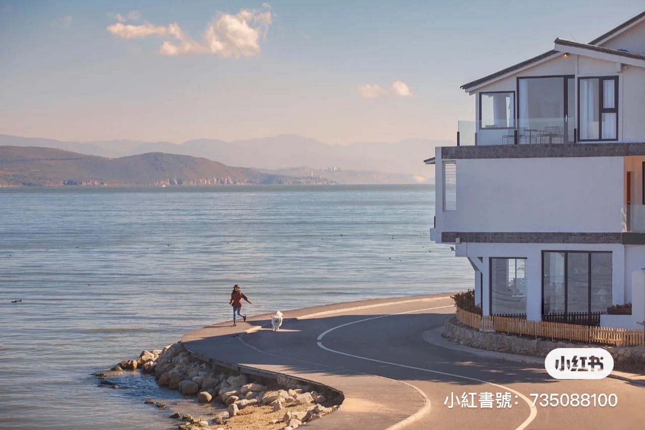 海風陣陣吹拂!S彎公路旁「純白斜頂屋民宿」窗景無敵 夜晚「山海明月映入眼簾」美到不真實❤️