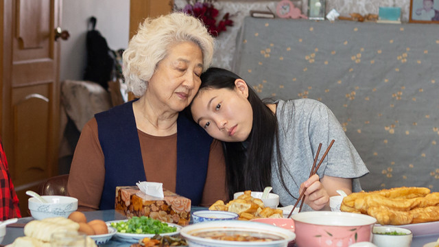 做聰明的父母！熟齡族「能請保母就不要自己顧」　她揭「花錢的智慧」：經常請客
