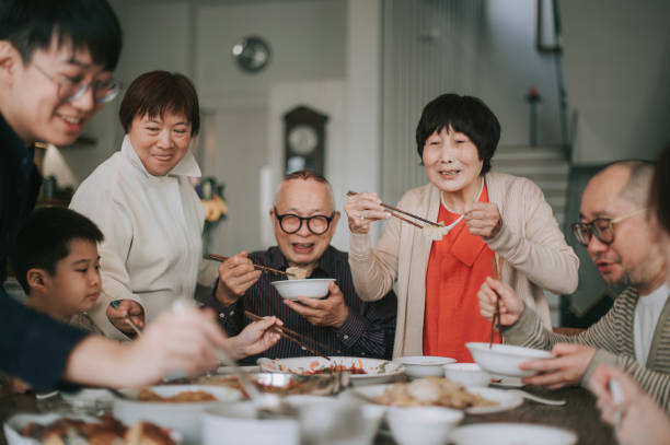 做聰明的父母！熟齡族「能請保母就不要自己顧」　她揭「花錢的智慧」：經常請客