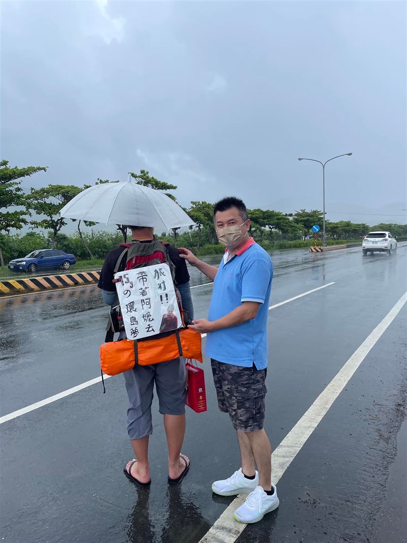 阿嬤做仙去了！15歲少年「揹阿嬤徒步環島」感動無數人　環島動機「有顆大洋蔥」：覺得阿嬤一直都在