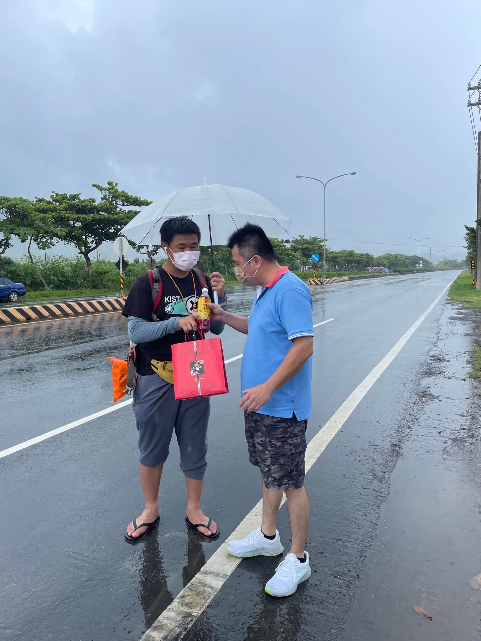 阿嬤做仙去了！15歲少年「揹阿嬤徒步環島」感動無數人　環島動機「有顆大洋蔥」：覺得阿嬤一直都在