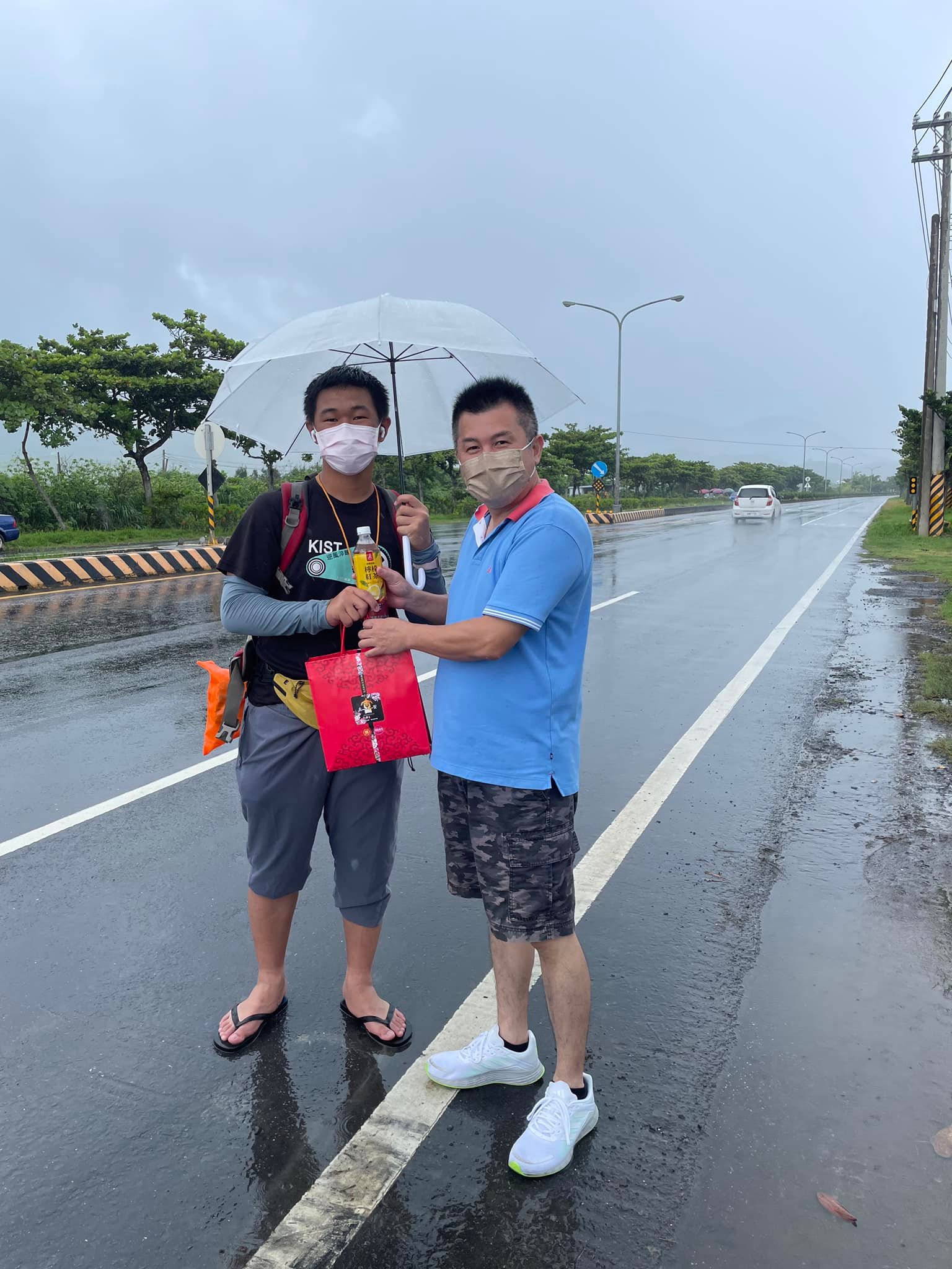 阿嬤做仙去了！15歲少年「揹阿嬤徒步環島」感動無數人　環島動機「有顆大洋蔥」：覺得阿嬤一直都在