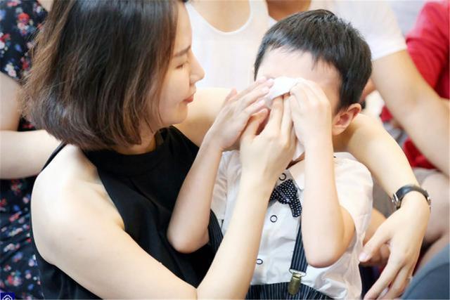 被人欺負！孩子問「我被打了可以還手嗎？」　媽媽的「高情商回答」挽救孩子的一生