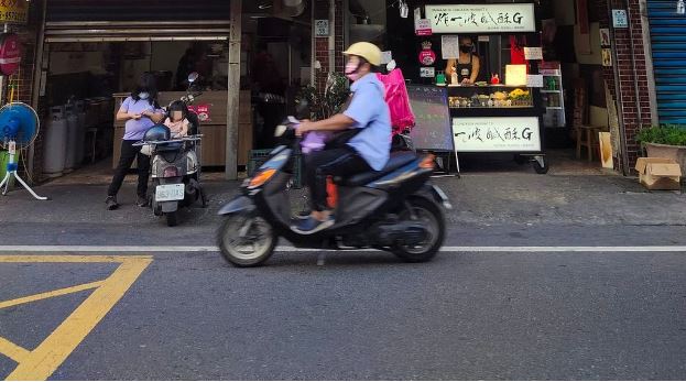 用布條互相傷害！快炒店喊鄰居「雞排都亂炸」引關注　旁邊不甘示弱「超爆笑回嗆」網喊：我都買