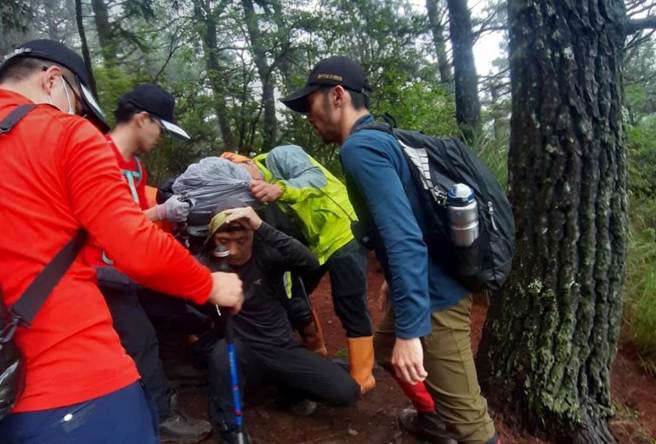 山上驚見無屍！好心男大愛「綁身騎7公里」運下山　無私救援惹淚「他低調回應了」