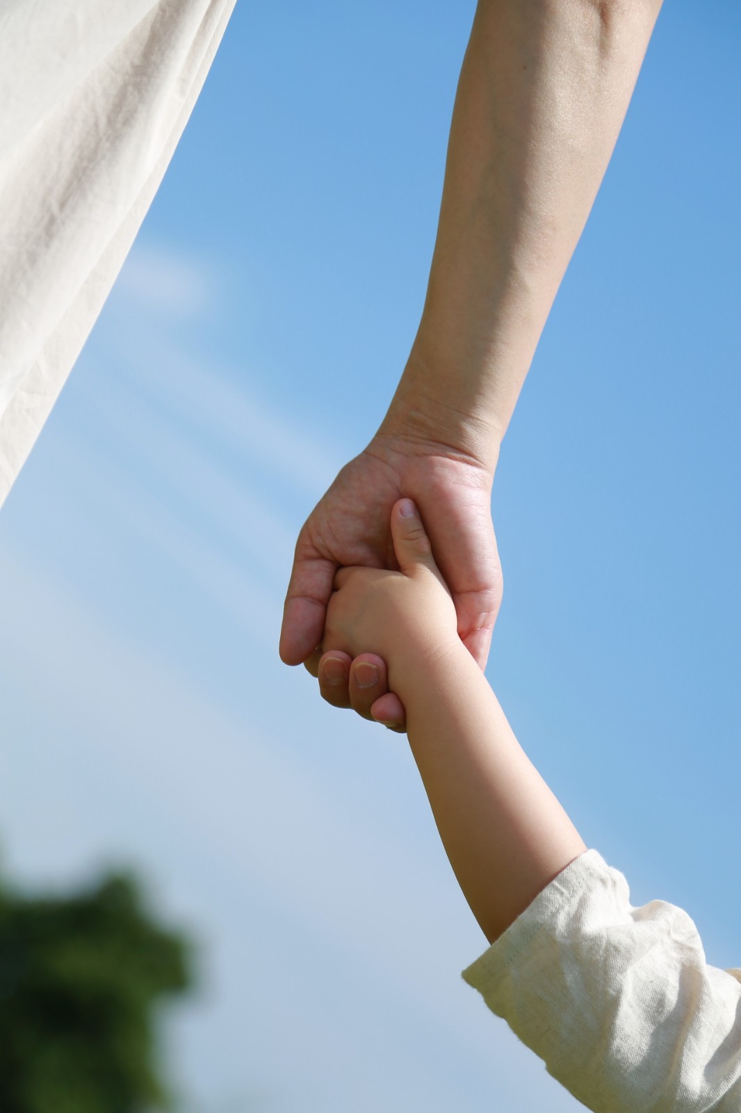 真情勝過血緣！她無緣生子「一路助養育幼院小孩」到大學畢業　養女領第一份薪水「突喊2字」暖哭她：沒白疼