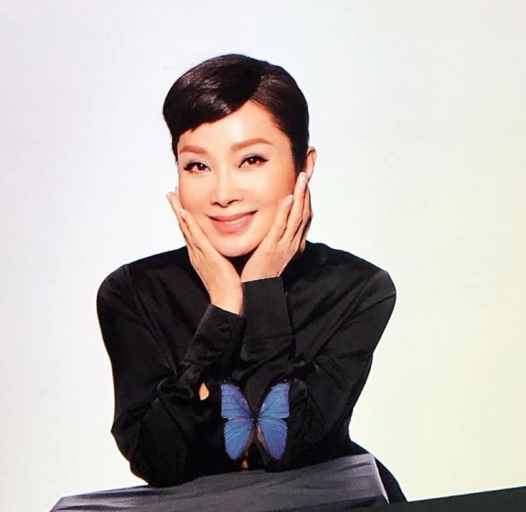深V辣身材稱霸金曲！66歲陳美鳳登雜誌封面「挨酸整成這樣」大器回應　出道45年「堅持做自己」圈粉再一波