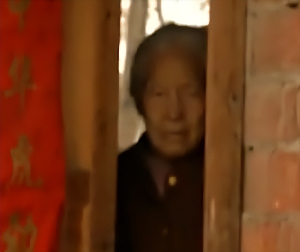 離奇曲折！女孩帶未婚夫「祭拜初戀男友」卻找不到墓地　在鐵籠中「見到活人」真相曝光