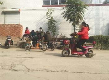 離奇曲折！女孩帶未婚夫「祭拜初戀男友」卻找不到墓地　在鐵籠中「見到活人」真相曝光