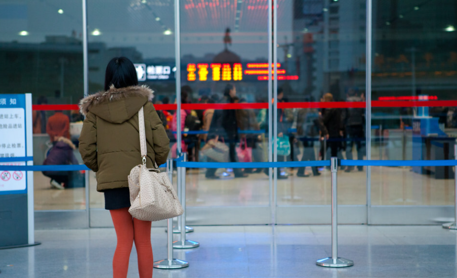 離奇曲折！女孩帶未婚夫「祭拜初戀男友」卻找不到墓地　在鐵籠中「見到活人」真相曝光