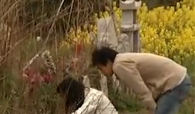 離奇曲折！女孩帶未婚夫「祭拜初戀男友」卻找不到墓地　在鐵籠中「見到活人」真相曝光