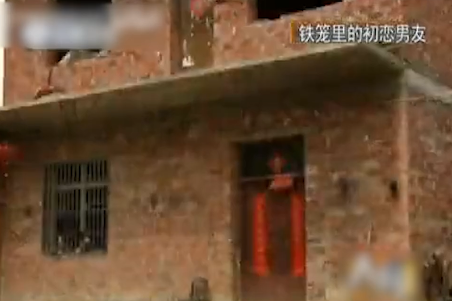 離奇曲折！女孩帶未婚夫「祭拜初戀男友」卻找不到墓地　在鐵籠中「見到活人」真相曝光