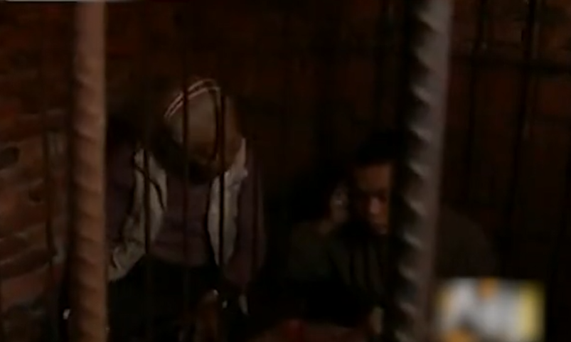 離奇曲折！女孩帶未婚夫「祭拜初戀男友」卻找不到墓地　在鐵籠中「見到活人」真相曝光