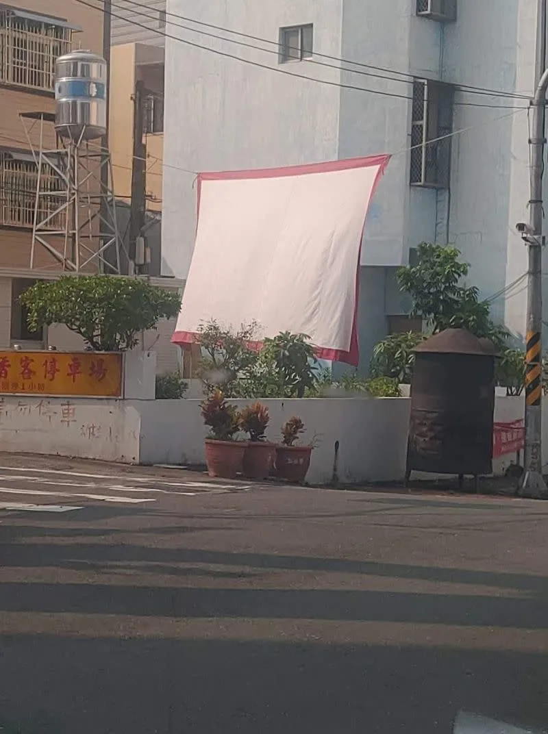 不是曬床單！路邊驚見「空中掛一塊白布」詭異配香爐　網驚呼「老人家的回憶」真相讓人好懷念