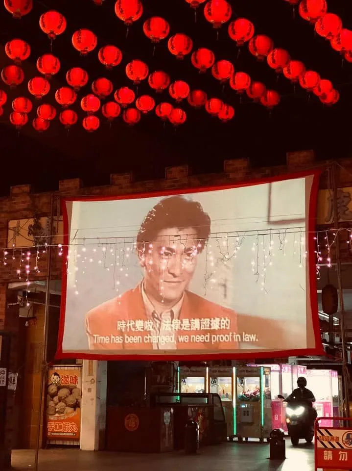 不是曬床單！路邊驚見「空中掛一塊白布」詭異配香爐　網驚呼「老人家的回憶」真相讓人好懷念