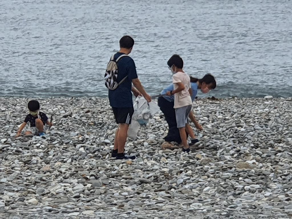最棒身教！花蓮父母「帶2孩海邊撿垃圾」被撞見　5千網友狂讚「本尊謙虛回應」：平常就有教