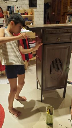 在校是問題學生！陳仙梅7歲兒「突自告奮勇幫媽」化身小暖男　獨力組櫃成品曝「比尪還可靠」