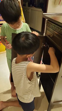 在校是問題學生！陳仙梅7歲兒「突自告奮勇幫媽」化身小暖男　獨力組櫃成品曝「比尪還可靠」