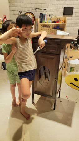 在校是問題學生！陳仙梅7歲兒「突自告奮勇幫媽」化身小暖男　獨力組櫃成品曝「比尪還可靠」