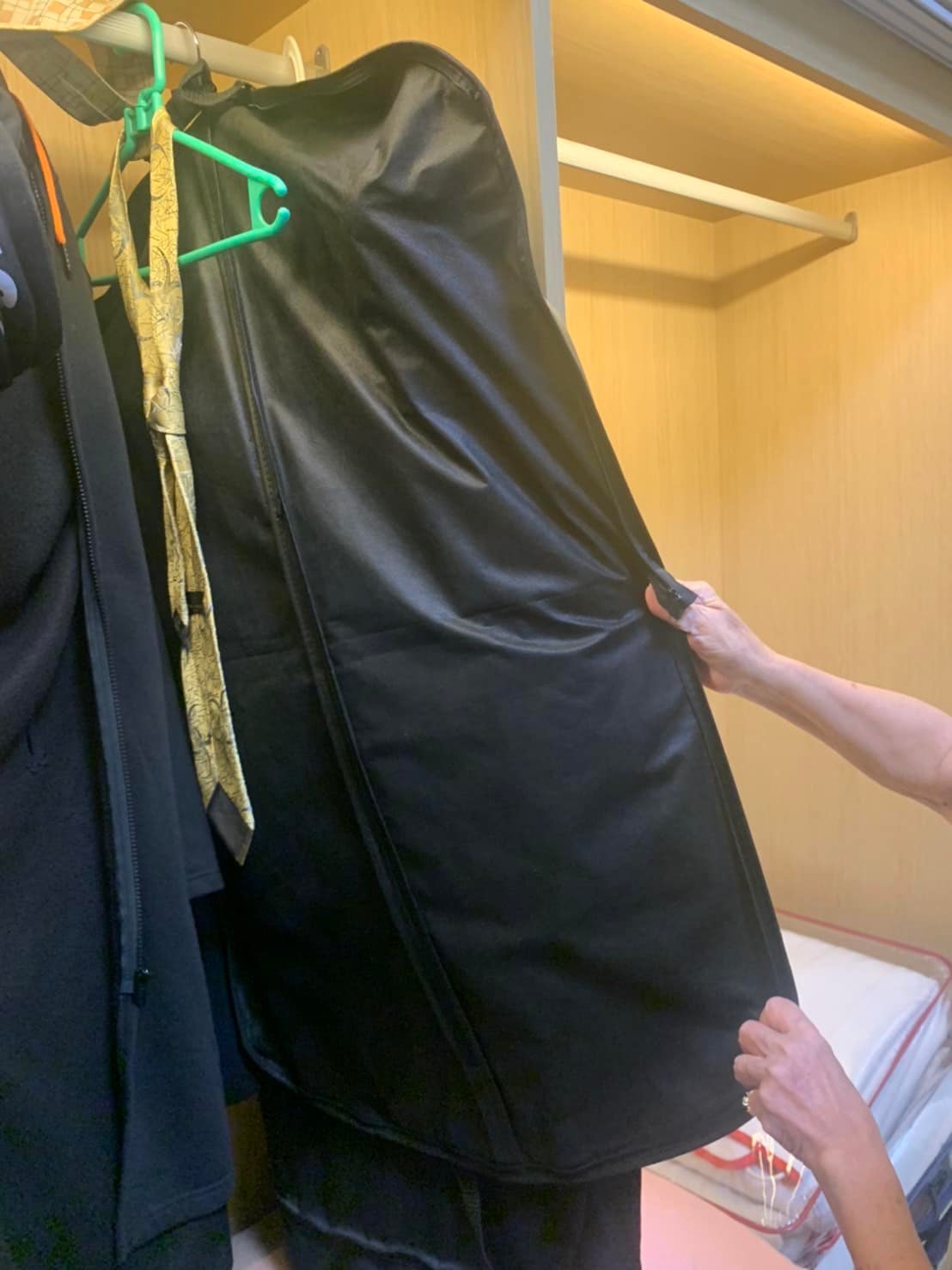 把兒子夫妻叫來！他曝「媽媽自己挑好壽衣」堅持用名牌絲巾蓋臉　「連塔位都付清」全家笑著討論：最棒生命教育