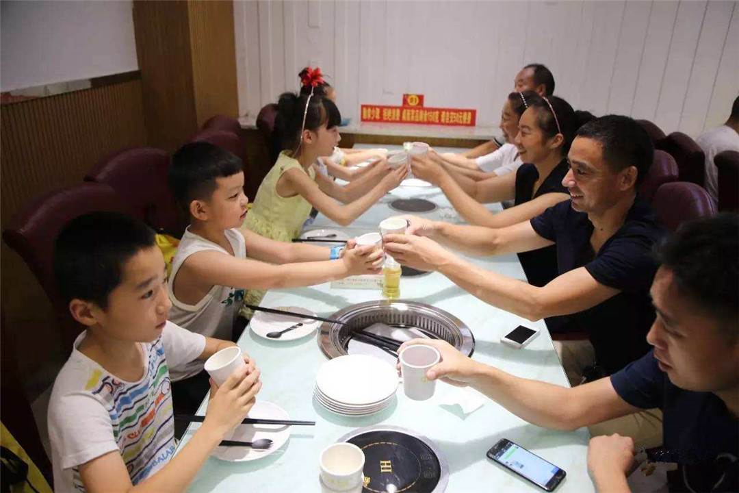 長大後沒本事的孩子！吃飯時多半會有3個「壞習慣」　家長「發現一個」就得及時糾正