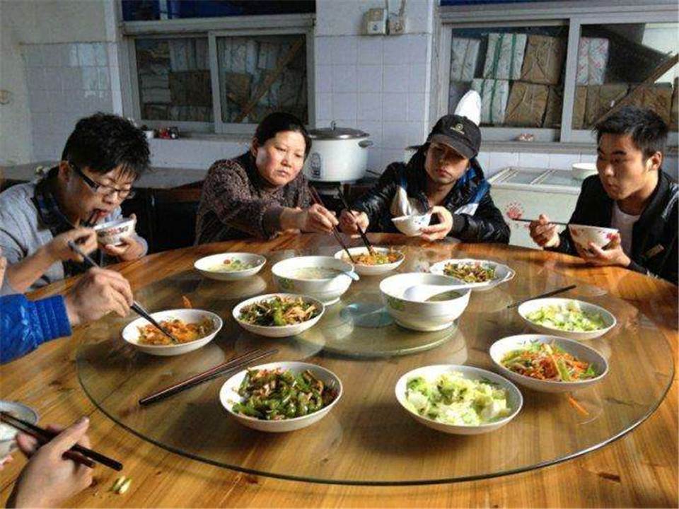 長大後沒本事的孩子！吃飯時多半會有3個「壞習慣」　家長「發現一個」就得及時糾正