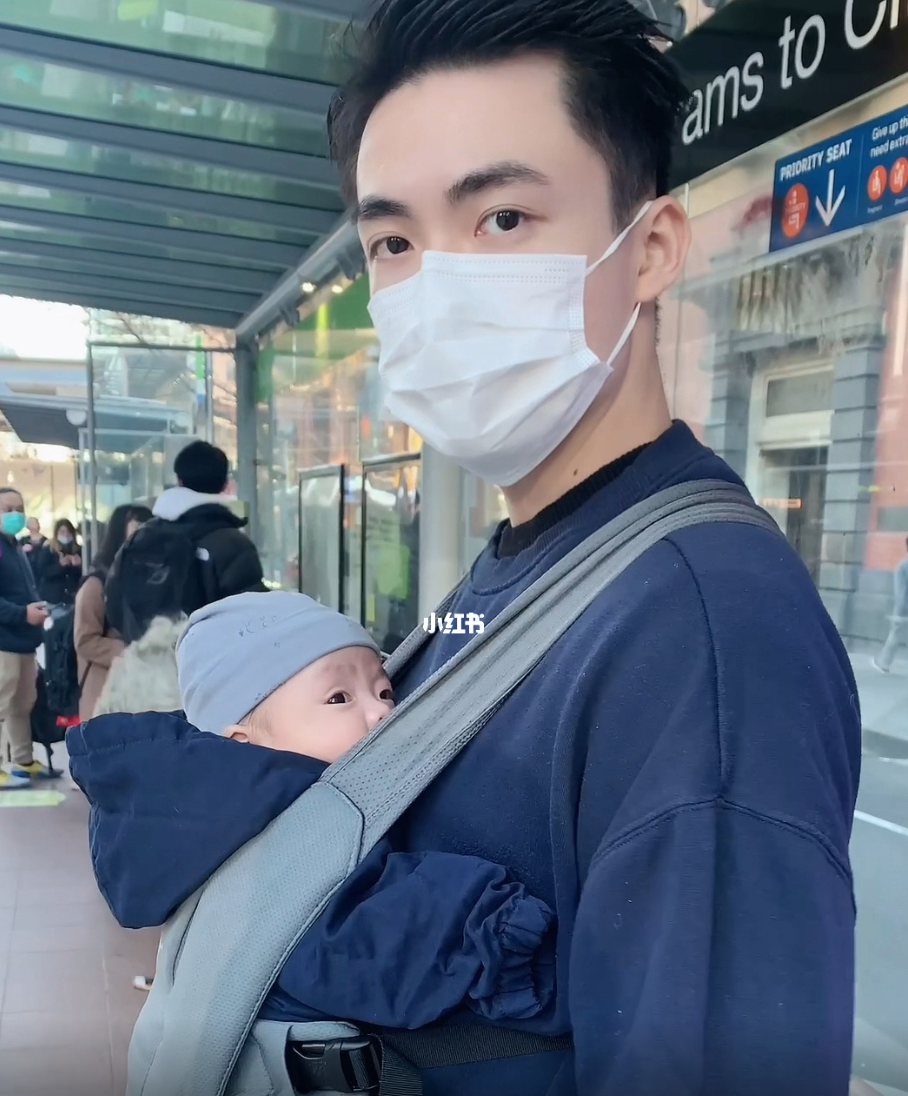 還以為是哥哥!超帥奶爸「露半臉甜蜜曬娃」日常瘋傳 全家福「老婆美女顏值」簡直神仙夫妻❤️