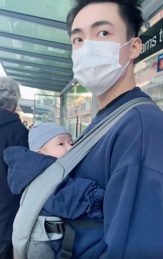 還以為是哥哥!超帥奶爸「露半臉甜蜜曬娃」日常瘋傳 全家福「老婆美女顏值」簡直神仙夫妻❤️