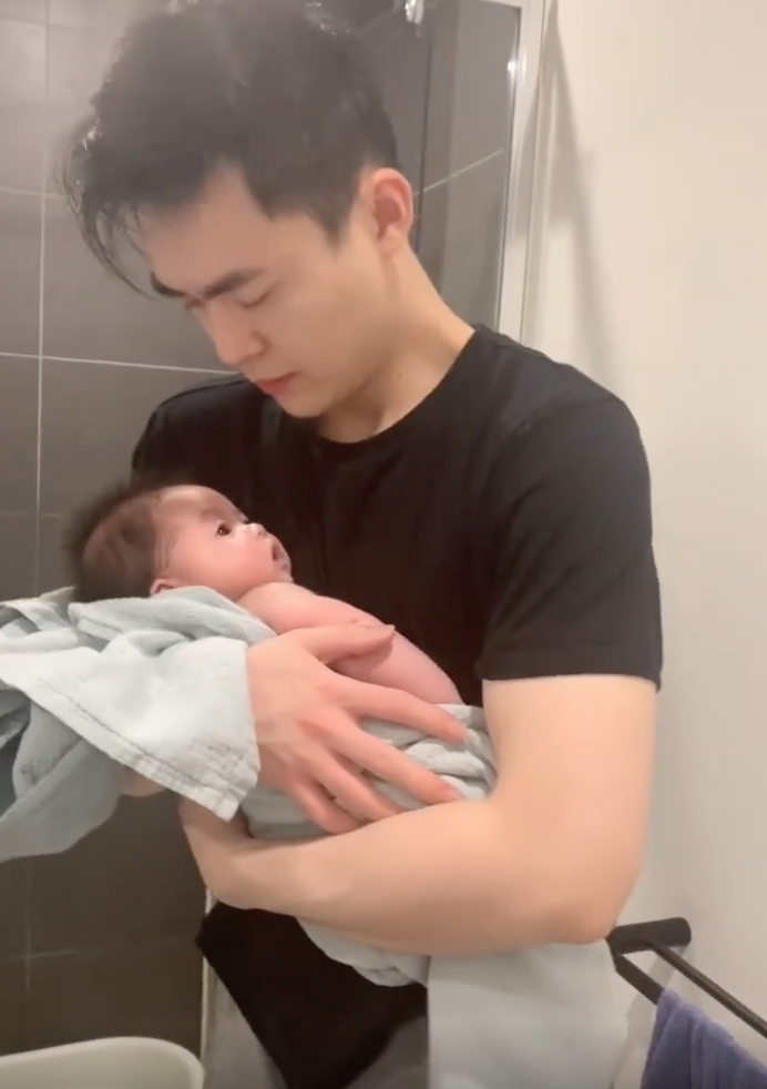 還以為是哥哥!超帥奶爸「露半臉甜蜜曬娃」日常瘋傳 全家福「老婆美女顏值」簡直神仙夫妻❤️