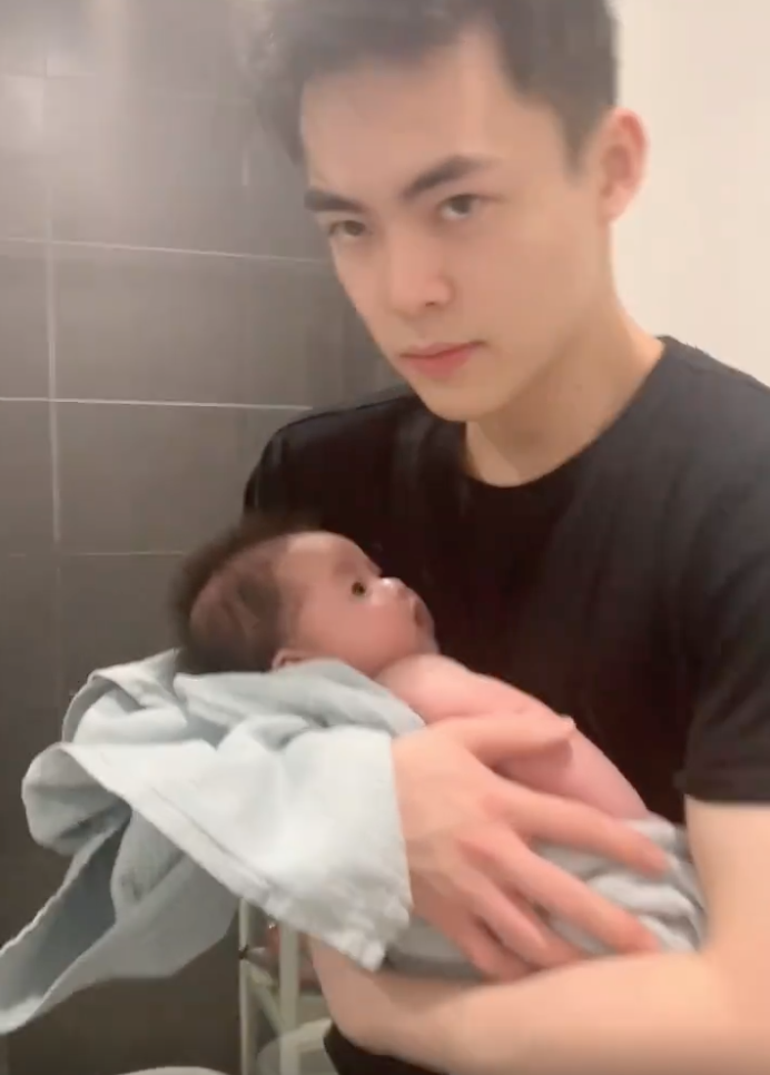 還以為是哥哥!超帥奶爸「露半臉甜蜜曬娃」日常瘋傳 全家福「老婆美女顏值」簡直神仙夫妻❤️