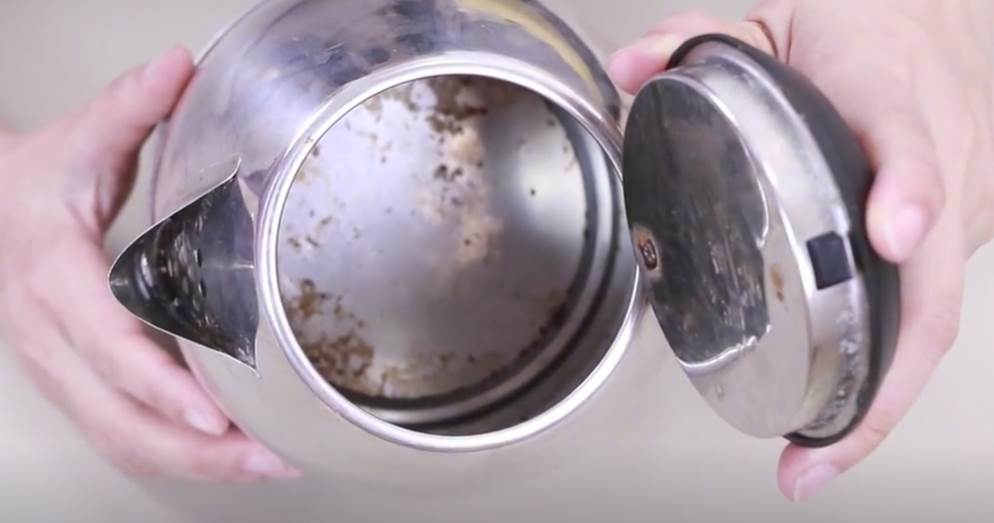 電熱水壺水垢！不管「多髒多厚」只需牙膏加它超有效　5分鐘「去除乾凈」