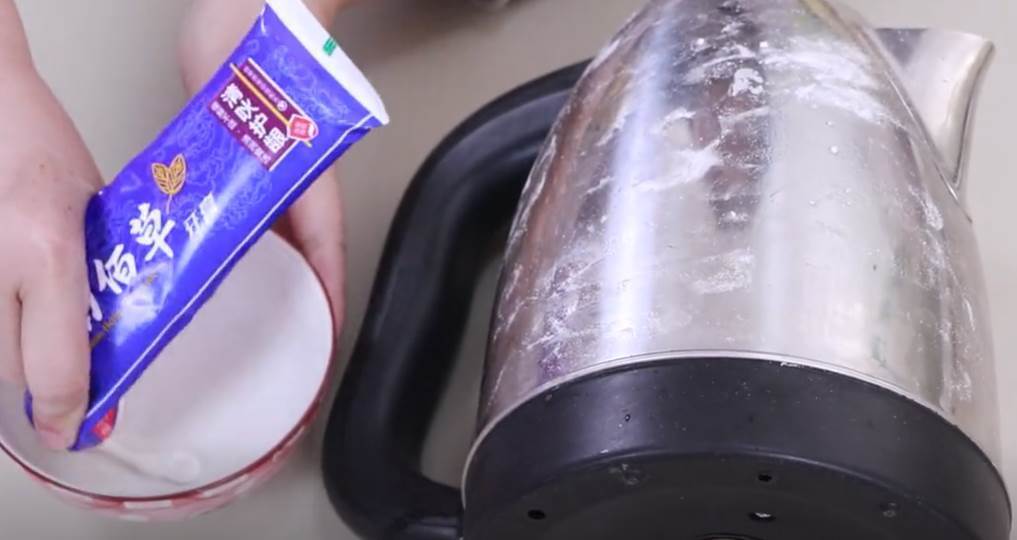 電熱水壺水垢！不管「多髒多厚」只需牙膏加它超有效　5分鐘「去除乾凈」