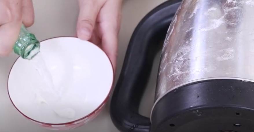 電熱水壺水垢！不管「多髒多厚」只需牙膏加它超有效　5分鐘「去除乾凈」