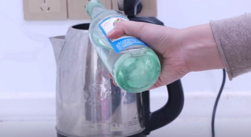 電熱水壺水垢！不管「多髒多厚」只需牙膏加它超有效　5分鐘「去除乾凈」
