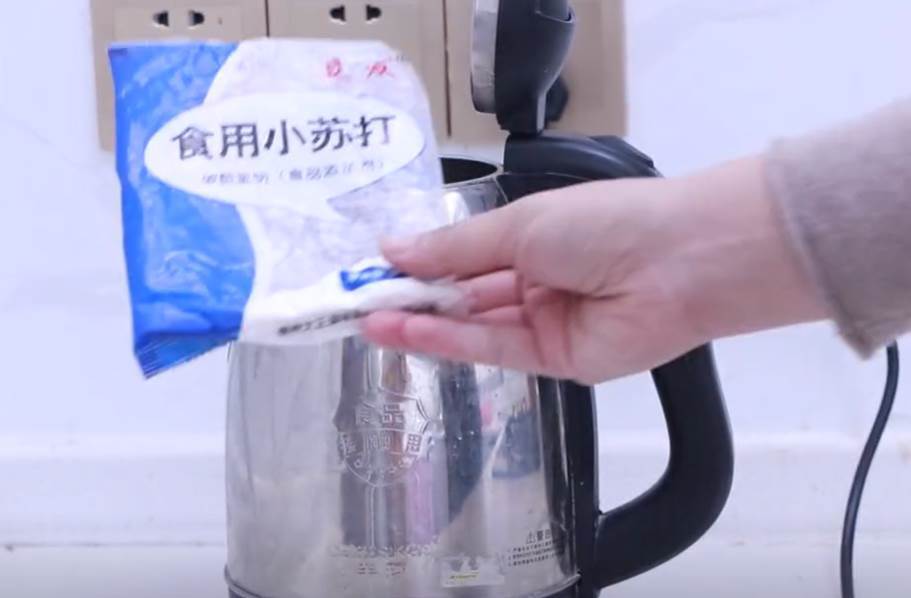 電熱水壺水垢！不管「多髒多厚」只需牙膏加它超有效　5分鐘「去除乾凈」