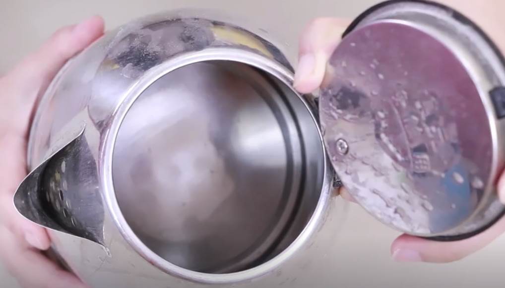 電熱水壺水垢！不管「多髒多厚」只需牙膏加它超有效　5分鐘「去除乾凈」