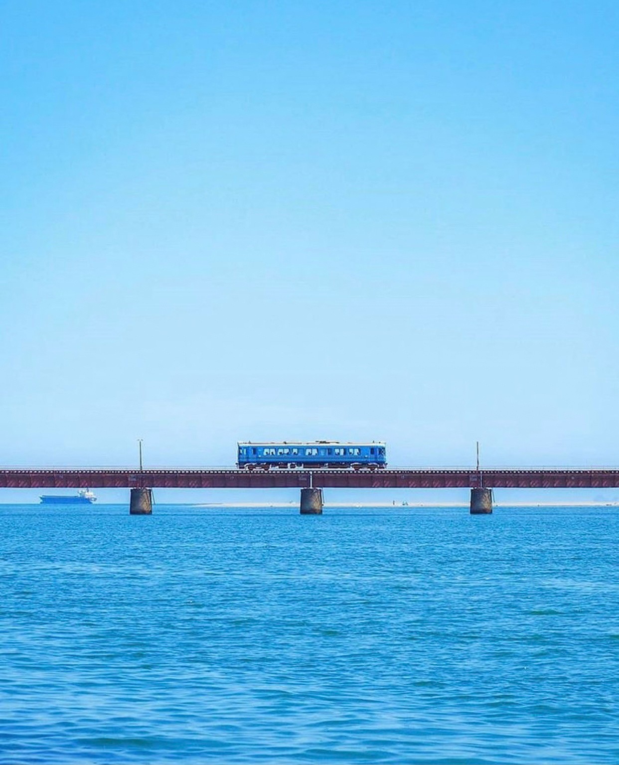 置身宮崎駿世界！超夢幻「漂浮海上火車」駛過一片湛藍　望向窗外「彷彿穿越遺世秘境」美到屏息❤️