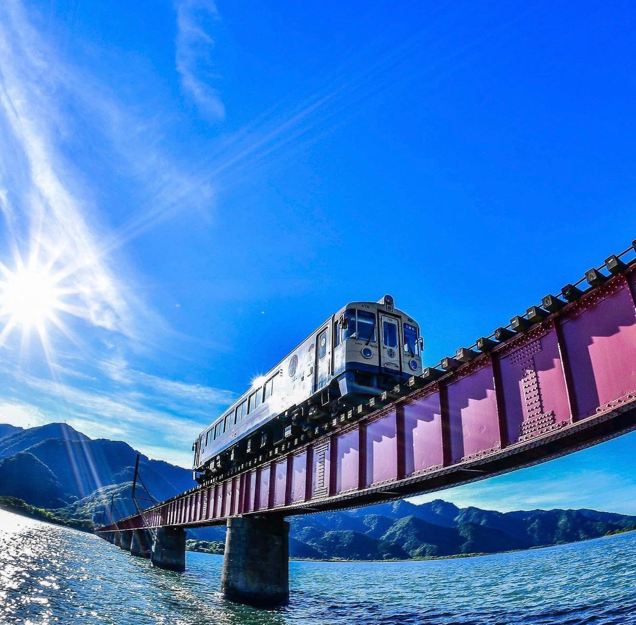 置身宮崎駿世界！超夢幻「漂浮海上火車」駛過一片湛藍　望向窗外「彷彿穿越遺世秘境」美到屏息❤️