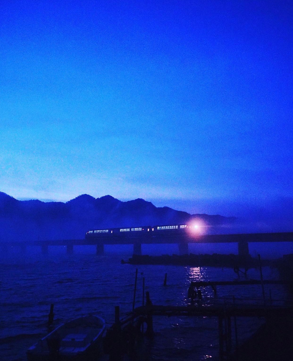 置身宮崎駿世界！超夢幻「漂浮海上火車」駛過一片湛藍　望向窗外「彷彿穿越遺世秘境」美到屏息❤️