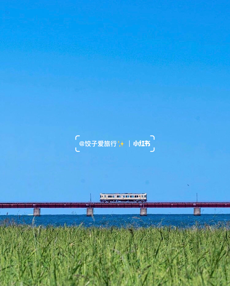 置身宮崎駿世界！超夢幻「漂浮海上火車」駛過一片湛藍　望向窗外「彷彿穿越遺世秘境」美到屏息❤️