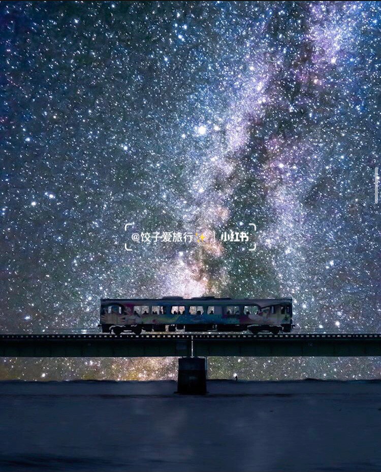 置身宮崎駿世界！超夢幻「漂浮海上火車」駛過一片湛藍　望向窗外「彷彿穿越遺世秘境」美到屏息❤️