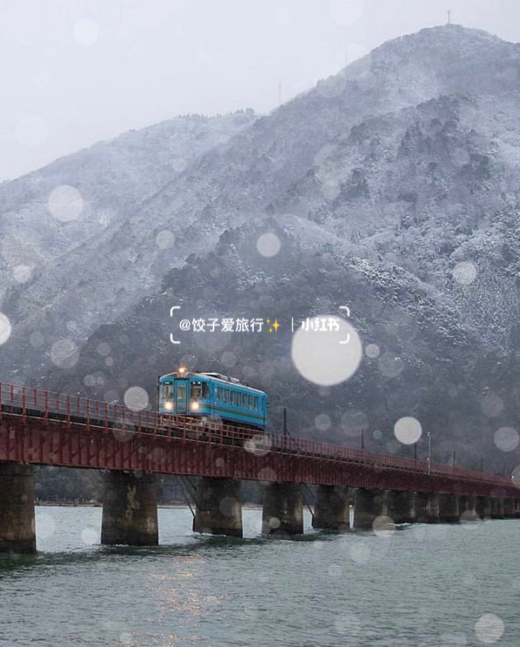 置身宮崎駿世界！超夢幻「漂浮海上火車」駛過一片湛藍　望向窗外「彷彿穿越遺世秘境」美到屏息❤️